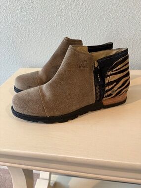 Sorel Waterproof Suede Zebra Booties Size 8